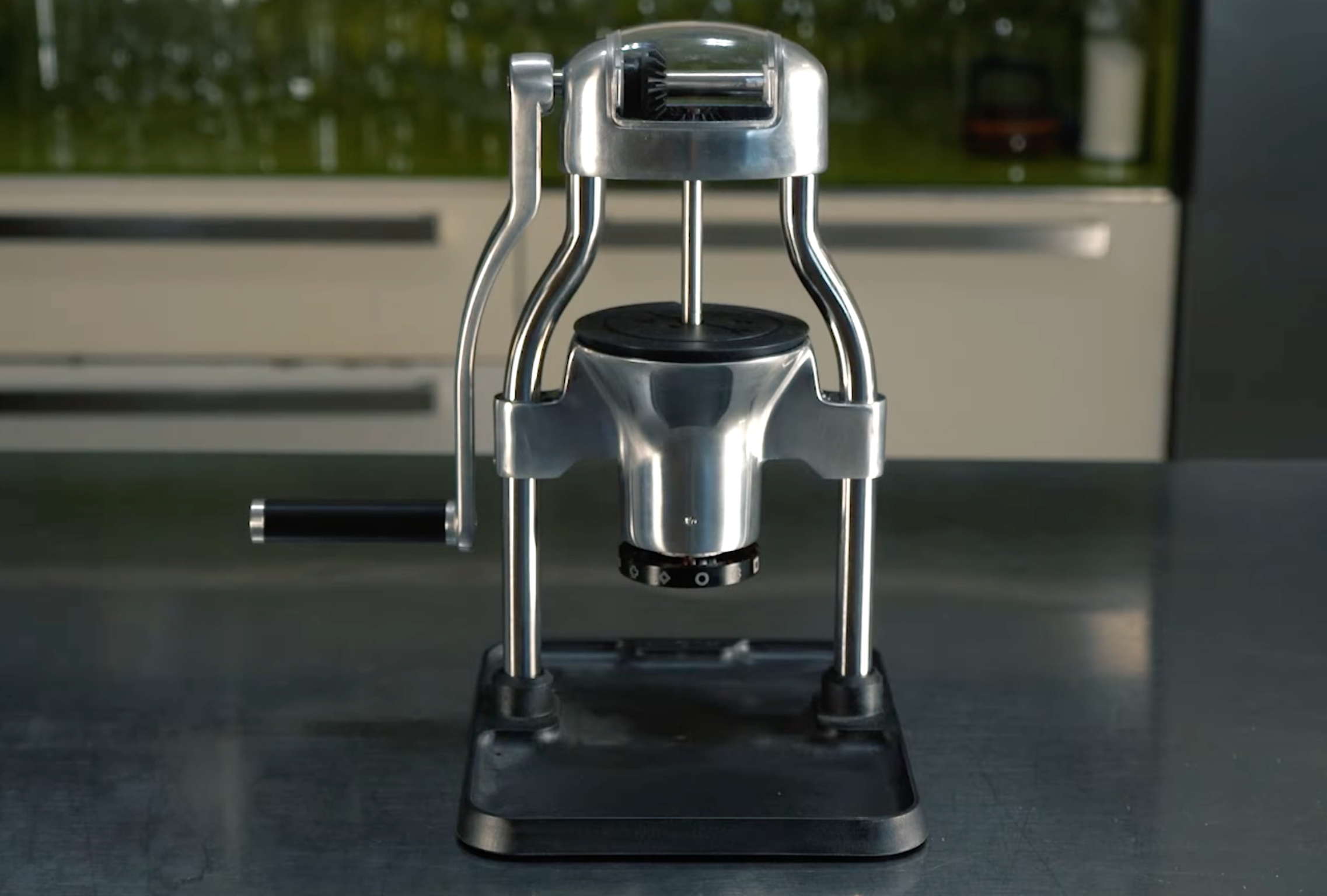 高性能電動コーヒーグラインダーに匹敵する性能のGrinderGC ROK 